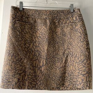 Loft sz 8 miniskirt in a textured, abstract print. Has pockets! Side zipper.